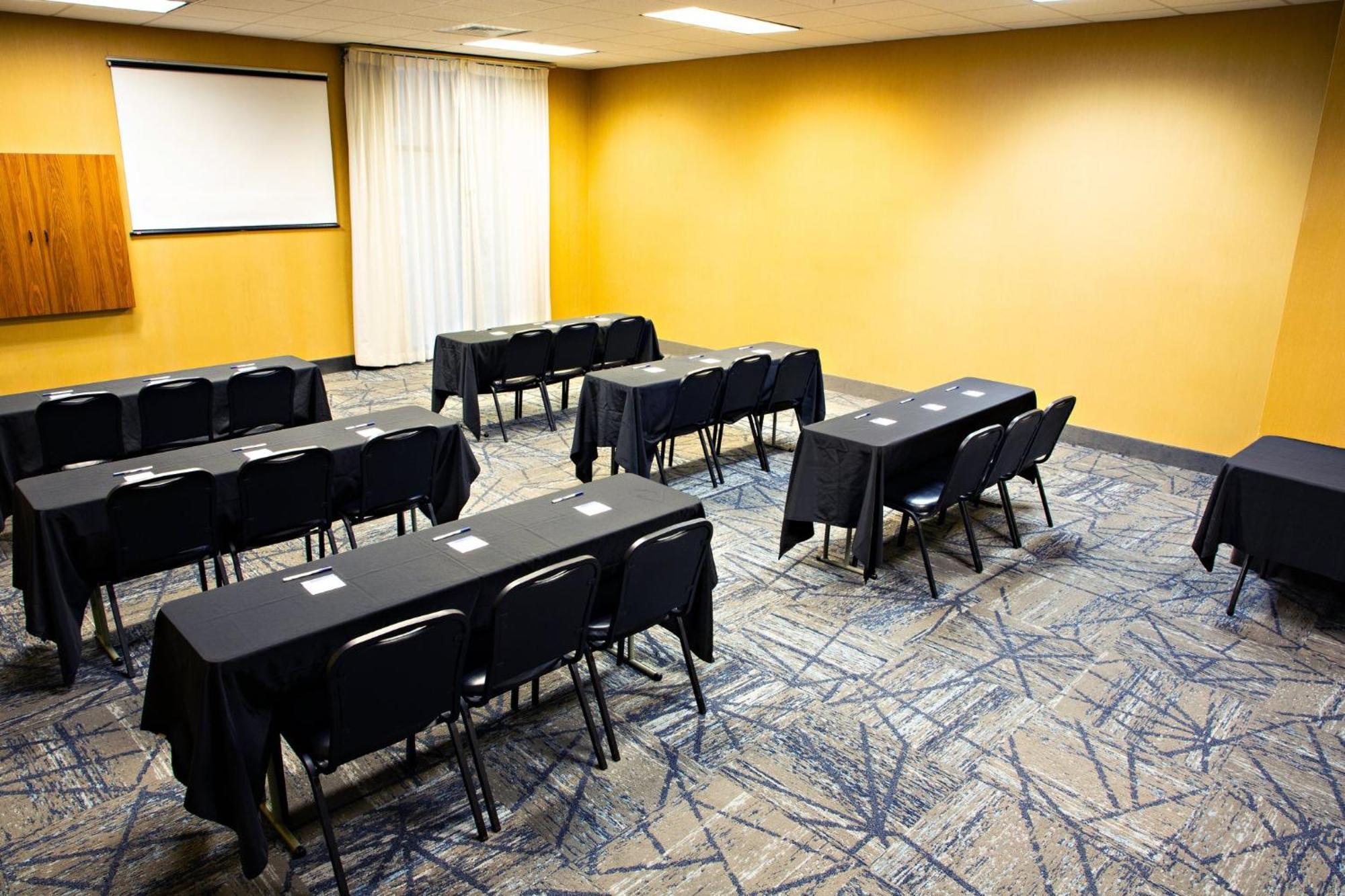 Holiday Inn Express & Suites Harrisburg West Меканиксберг Экстерьер фото