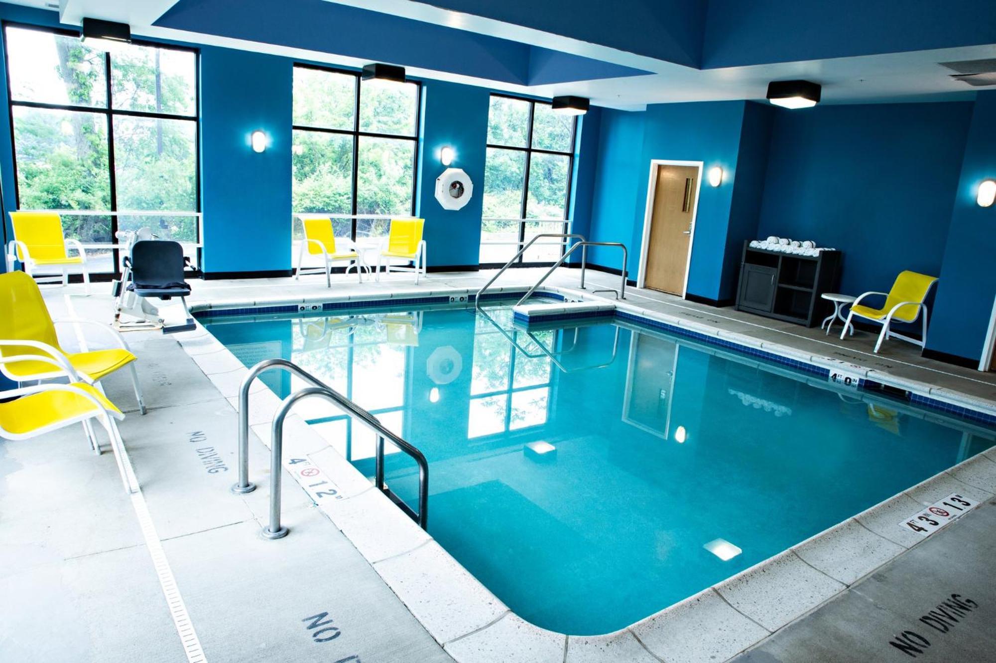 Holiday Inn Express & Suites Harrisburg West Меканиксберг Экстерьер фото