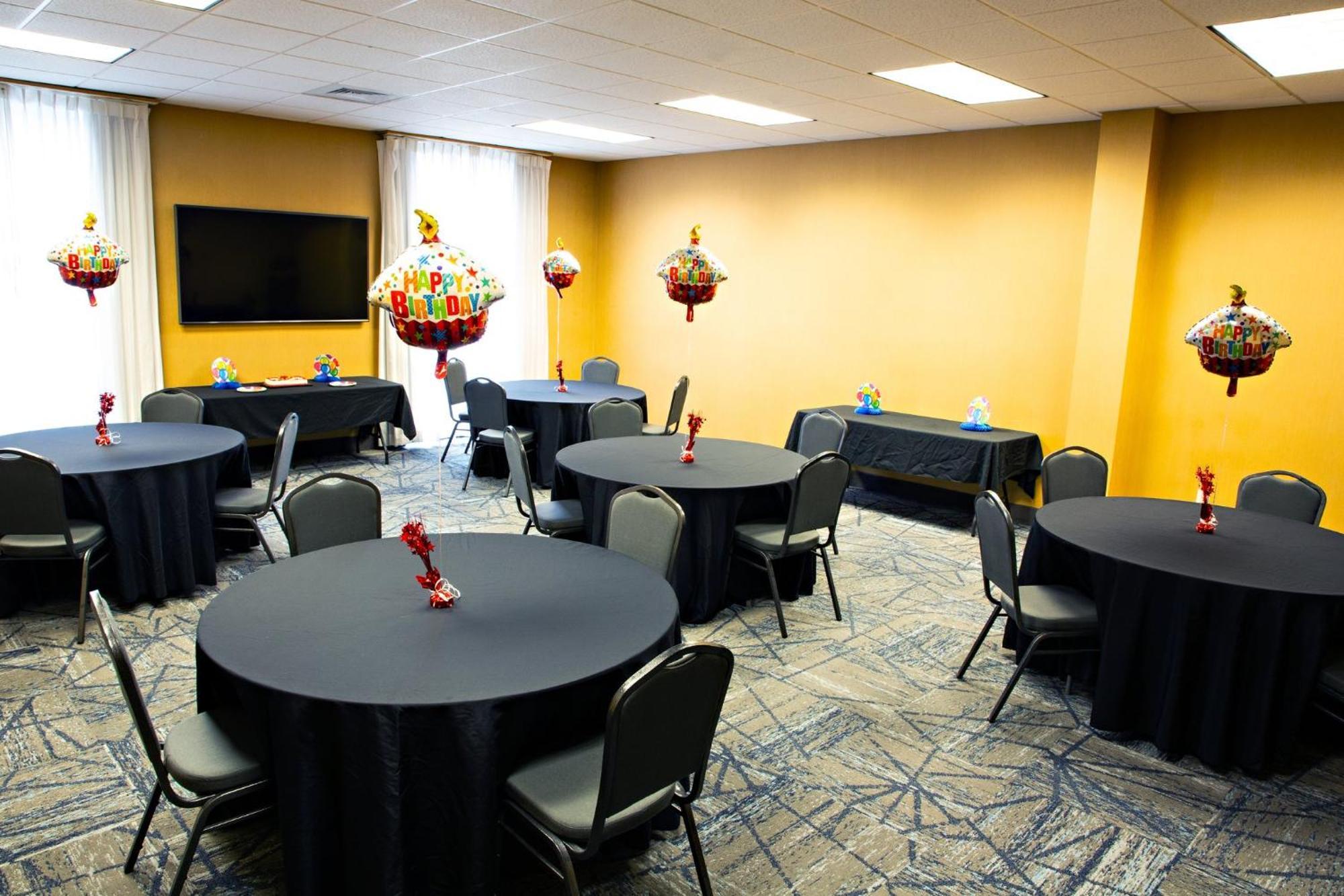 Holiday Inn Express & Suites Harrisburg West Меканиксберг Экстерьер фото